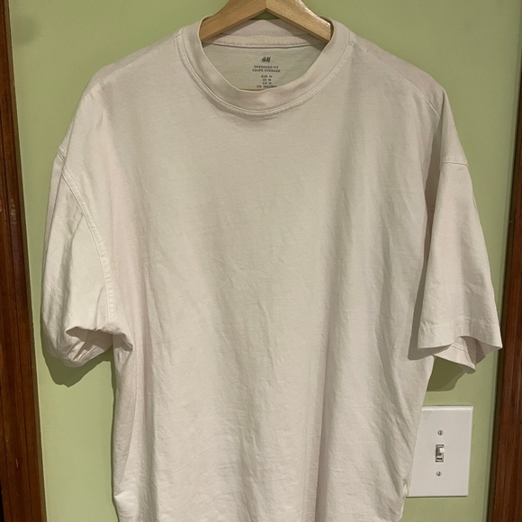 H&M Cropped bundle of 3 Tees in White, beige, and tan. - Picture 4 of 9